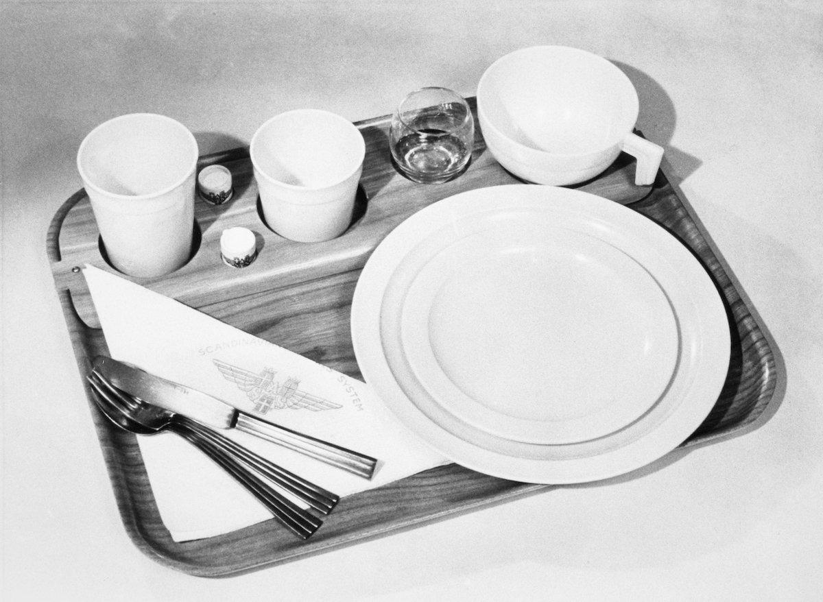 dinner-trays-looked-very-different-in-the-1960s-when-they-included-real-plates-a-glass-and-metal-cutlery