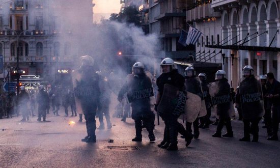 Guardian: Εξοργισμένη η Ελλάδα προδικάζει Grexit και δραχμή