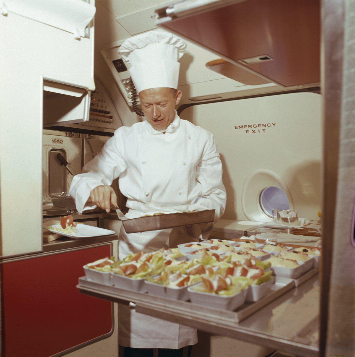 this-photo-from-the-1970s-shows-the-airlines-chef-preparing-passengers-meals-in-the-pantry