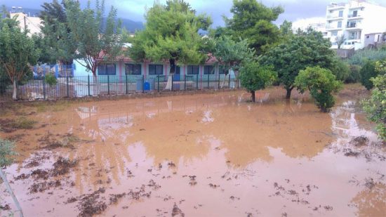 Σφοδρή κακοκαιρία με ανεμοστρόβιλο και καταστροφές σε Ιωάννινα και Άρτα