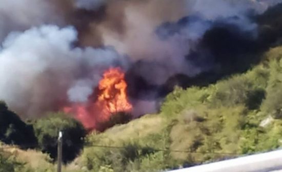 Μαίνεται μεγάλη φωτιά στη Δυτική Μάνη