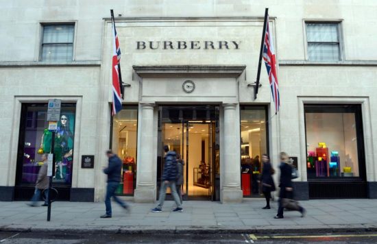 Ο οίκος Burberry αναβάλλει την παρουσίαση της γυναικείας κολεξιόν λόγω του θανάτου του πρίγκιπα Φίλιππου