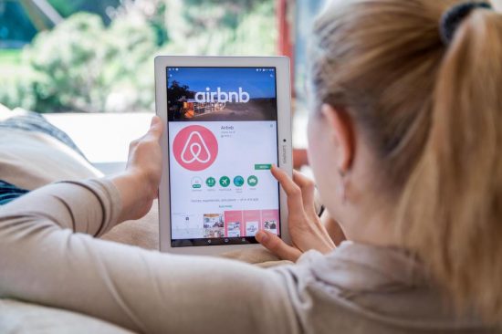 Oι “business” της AirBnB σε αριθμούς: Μια ξέφρενη πορεία-“Κοντράρει” τον Όμιλο Marriott