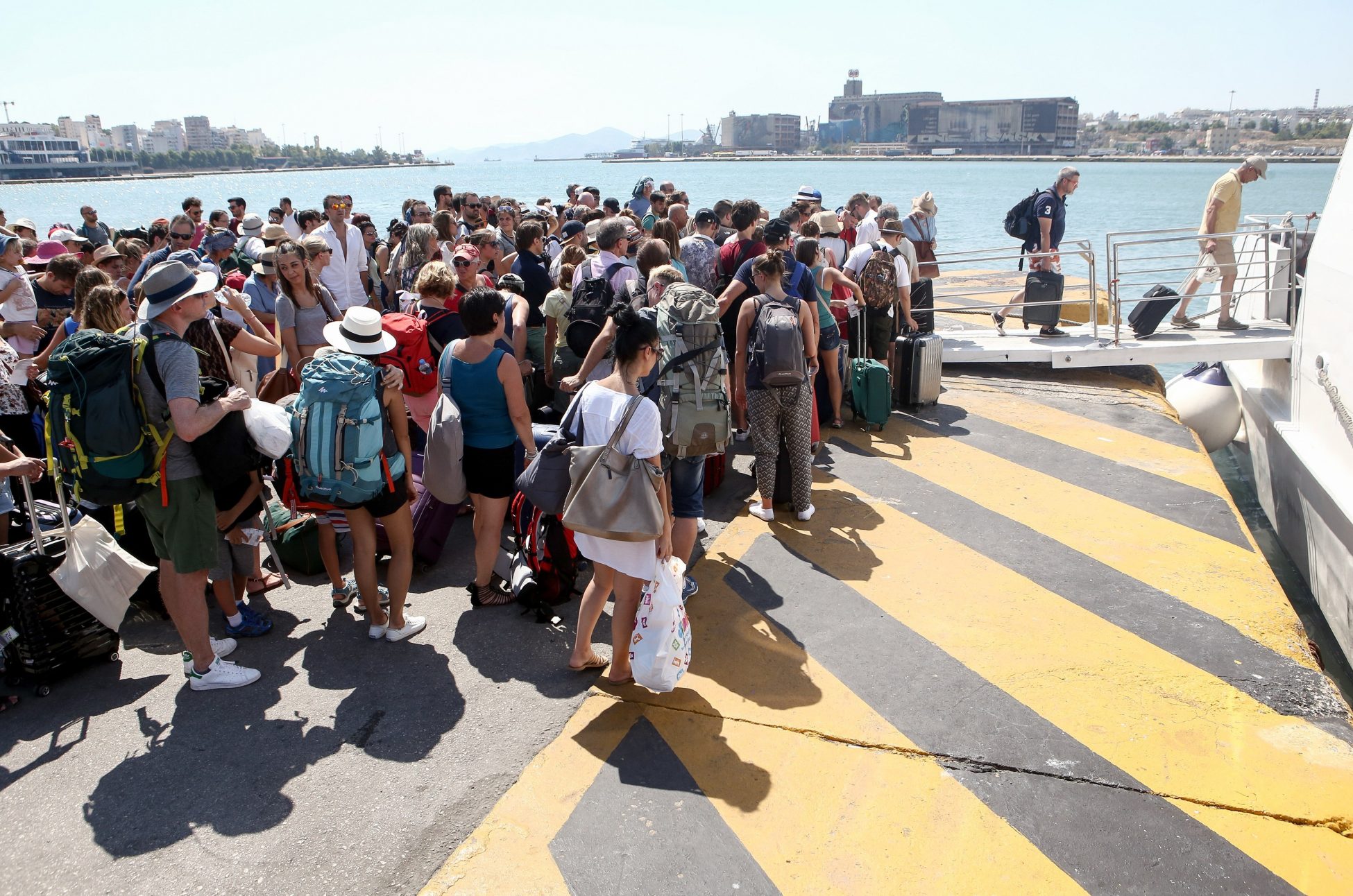 Κομφούζιο στο λιμάνι του Πειραιά: Μαζική έξοδος, εντατικοί έλεγχοι – Πώς ταξιδεύουμε