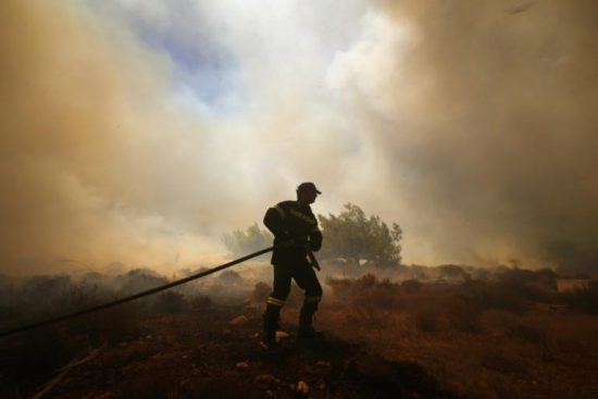 Πήλιο: Μεγάλη πυρκαγιά στην περιοχή του Πλατανιά, μάχη με τους ισχυρούς ανέμους