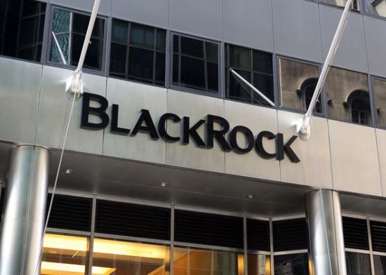 Η BlackRock μπαίνει στα κρυπτονομίσματα – Θα αγοράζει futures του bitcoin