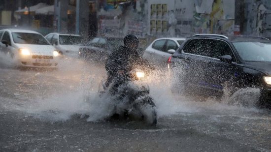 Κακοκαιρία: Σφοδρή καταιγίδα «έπνιξε» τον Βόλο – Χείμαρροι και πυκνή ομίχλη