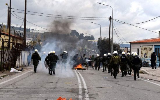 Λέσβος: Ξέσπασε πετροπόλεμος μεταξύ προσφύγων και αστυνομίας – Αρνούνται να μπουν στο Καρά Τεπέ