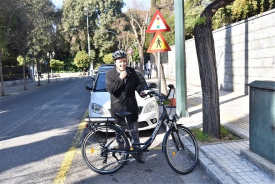 Δημήτρης Παπαστεργίου: Με ηλεκτρονικό ποδήλατο στο Μαξίμου ο πρόεδρος της ΚΕΔΕ (video)