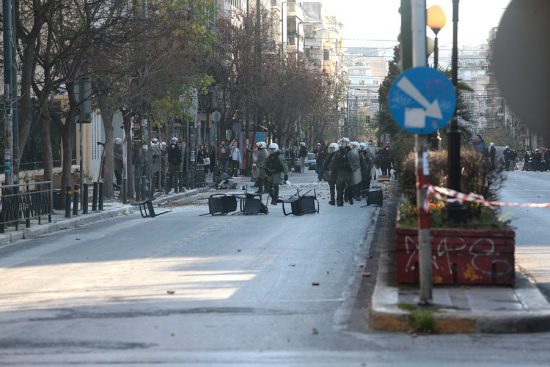 Ένταση έξω από το Οικονομικό Πανεπιστήμιο Αθηνών – Διακοπή κυκλοφορίας στην Πατησίων