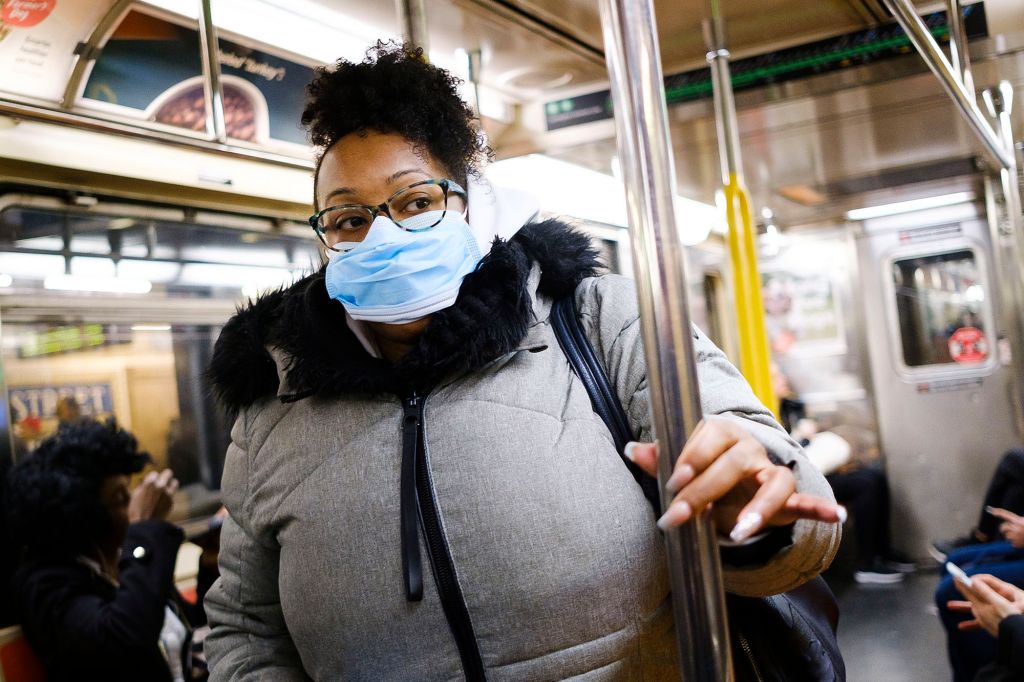 Γυναίκα φοράει μάσκα στο μετρό στη Νέα Υόρκη
