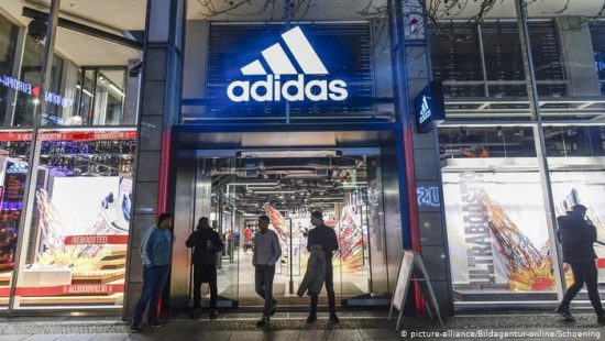 Adidas: Πράσινο φως στο Black Lives Matter για την χρήση σήματος με τρεις λωρίδες