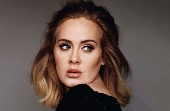 Άλλος άνθρωπος η Adele: Εμφανίστηκε πολύ αδυνατισμένη με μαγιό και κοτσιδάκια