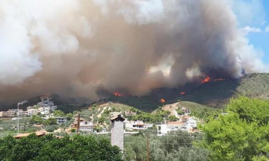 Μαίνεται η πύρινη λαίλαπα στην Κορινθία: Μάχη με τις φλόγες – Κάηκαν 10 σπίτια