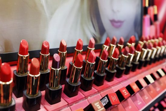 Η Estee Lauder ανακοίνωσε μείωση μέχρι 2.000 θέσεων εργασίας και κλείσιμο καταστημάτων