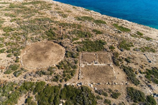 Ο Απόλλωνας κατοικεί στις Κυκλάδες: Οκτώ νέα κτήρια του ιερού ανακαλύφθηκαν στο Τσιμηντήρι απέναντι από την Αντίπαρο