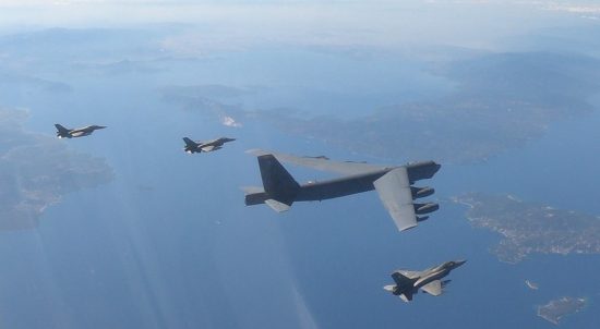 Eλληνικά μαχητικά F-16 συνόδεψαν αμερικανικό βομβαρδιστικό B-52