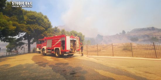 Μυκήνες: Σε πλήρη εξέλιξη η πυρκαγιά – Φόβοι μην περάσει το βουνό