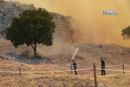 Υπό μερικό έλεγχο η πυρκαγιά στις Μυκήνες