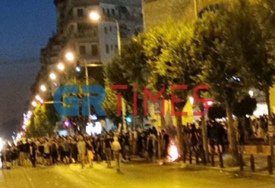 Θεσσαλονίκη: Αντιεξουσιαστές έβαλαν φωτιά στον δρόμο