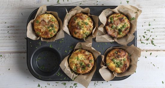 Λαχταριστά muffins με γαλοπούλα και αρακά από τον Άκη Πετρετζίκη