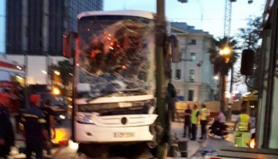 Λεωφορείο προσέκρουσε σε κολόνα στον Πειραιά – Απεγκλωβίστηκε ο οδηγός