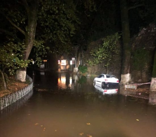 Ισχυρή κακοκαιρία: Έκλεισαν δρόμοι, ξεριζώθηκαν δέντρα, ακυρώνονται ακτοπλοϊκά δρομολόγια