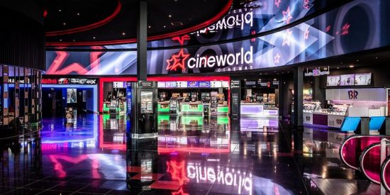 Cineworld: Κλείνει τα σινεμά σε ΗΠΑ και Βρετανία – Στον αέρα 45.000 θέσεις εργασίας