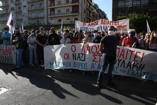 Χειροκροτήματα και συνθήματα καταδίκης της Χρυσής Αυγής μετά την απόφαση του δικαστηρίου