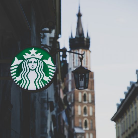 Starbucks: Δεσμεύoυν πάνω από 1,5 εκατ. δολάρια σε μη κερδοσκοπικές οργανώσεις κατά των φυλετικών διακρίσεων