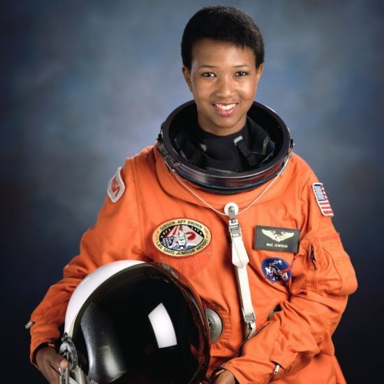 Mae Jemison: Η πρώτη Αφροαμερικανίδα που ταξίδεψε στο διάστημα