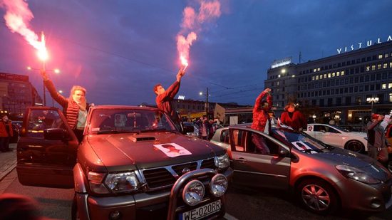 Χιλιάδες διαδηλωτές υπέρ του δικαιώματος στην άμβλωση έκλεισαν δρόμους σε πόλεις της Πολωνίας