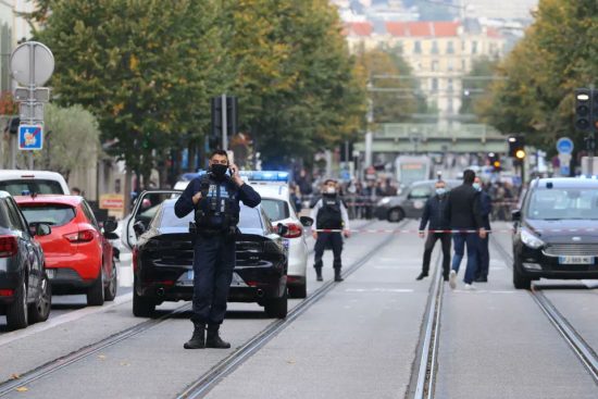 Γαλλία: Τρομοκρατική επίθεση στη Νίκαια – Αποκεφάλισαν γυναίκα, τρεις νεκροί