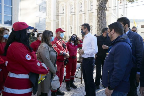 Στην Σάμο ο Κυριάκος Μητσοτάκης: Να έχουμε μια πρώτη εικόνα της αποτύπωσης της ζημιάς και των άμεσων επόμενων βημάτων