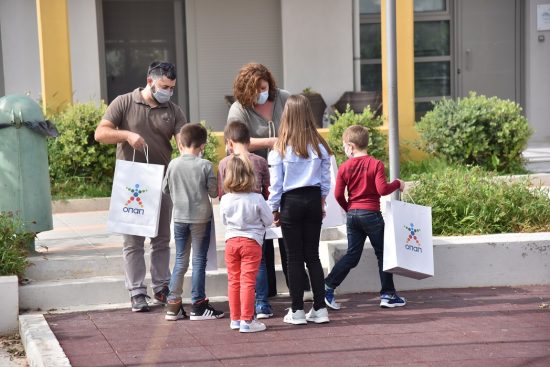 ΟΠΑΠ: Προσφέρει 4.000 παπούτσια σε παιδιά που έχουν ανάγκη