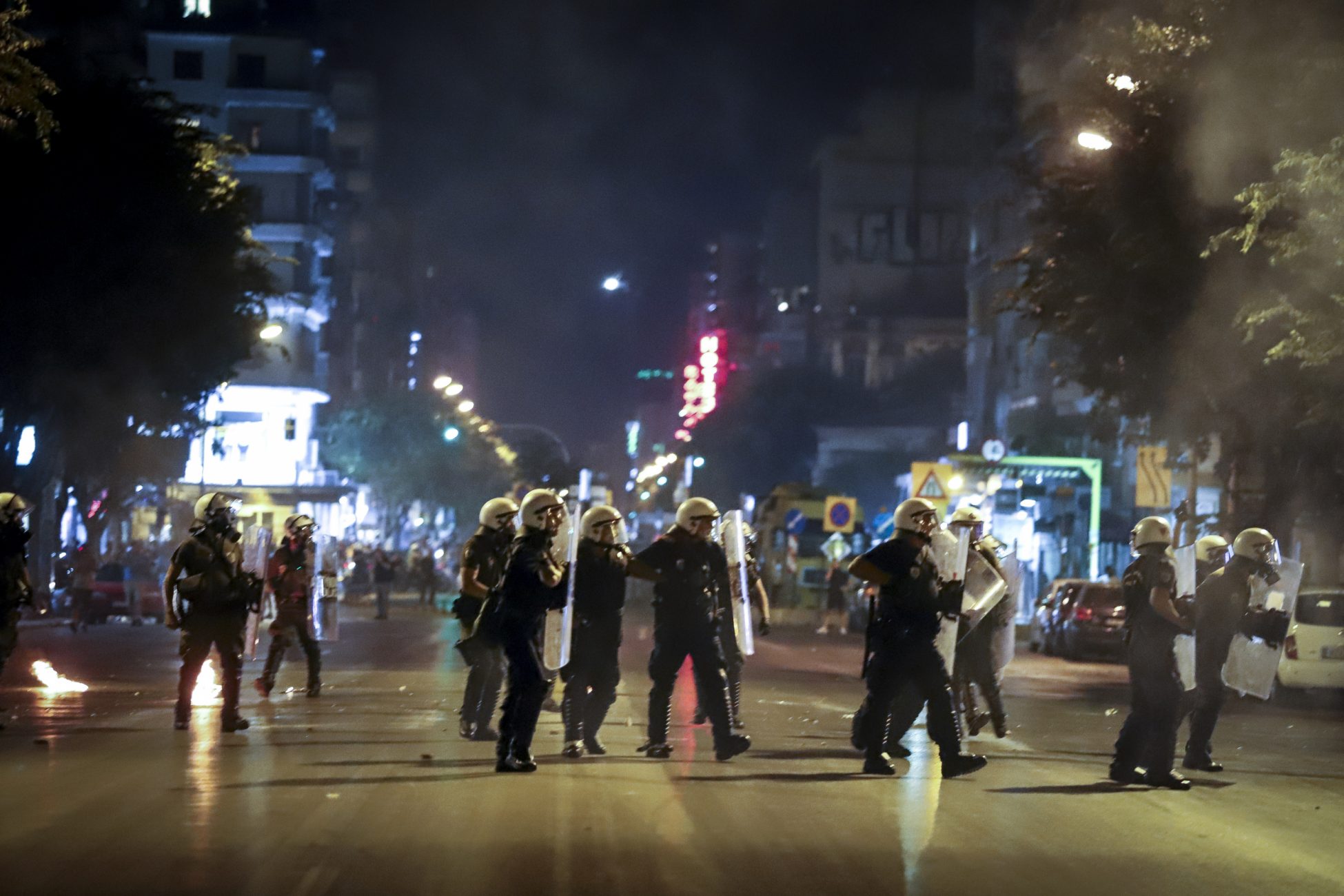 Ένταση στη Θεσσαλονίκη μεταξύ διαδηλωτών κατά της μάσκας και αστυνομικών