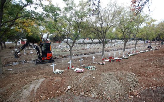 Σοκαριστικές εικόνες από τη Θεσσαλονίκη: Ανοίγουν τάφους για τα θύματα του κορονοϊού