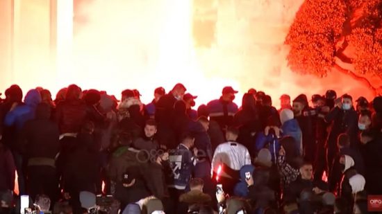 Αλβανία: Παραιτήθηκε ο υπουργός Εσωτερικών, επεκτείνονται οι βίαιες διαδηλώσεις σε όλη τη χώρα