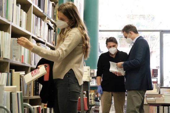 Ποιοι είναι ποιοι! Οι συγγραφείς και τα βιβλία τους που αγόρασε ο Κυριάκος Μητσοτάκης για τις γιορτές