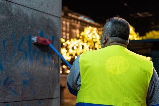 Δήμος Αθηναίων: Καθάρισε από γκράφιτι και μουτζούρες η οδός Ερμού (φωτογραφίες)