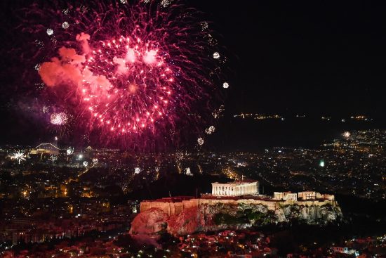 Με εντυπωσιακό τρόπο υποδέχθηκαν το 2021 Αθήνα και  Πειραιάς (φωτογραφίες)