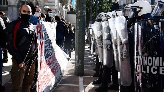 Ένταση στα Προπύλαια: Συγκέντρωση φοιτητών κατά των αλλαγών στην Παιδεία