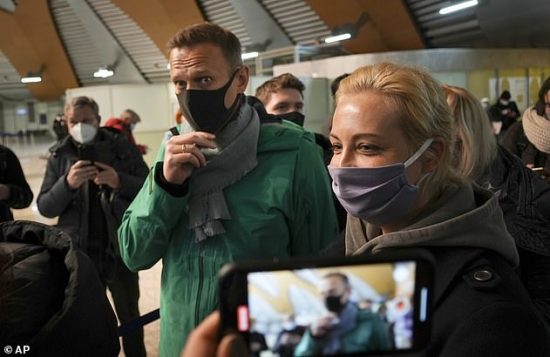 Η στιγμή της σύλληψης της συζύγου του Αλεξέι Ναβάλνι (video)