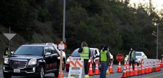 ΗΠΑ: Διαδηλωτές διέκοψαν προσωρινά τη λειτουργία εμβολιαστικού κέντρου στο Λος Άντζελες