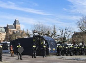 Ολλανδία: Η αστυνομία διέλυσε πλήθος διαδηλωτών κατά του lockdown