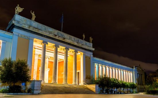 Αλυσίδα ασφαλείας αστυνομικών τη νύχτα στο Εθνικό Αρχαιολογικό λόγω του black out