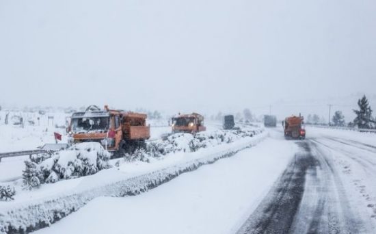 Χιονίζει στη Βόρεια Ελλάδα: Πού χρειάζονται αλυσίδες σε Κεντρική και Δυτική Μακεδονία