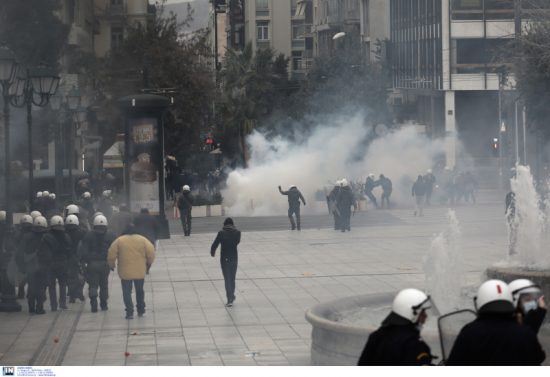 Σύνταγμα: Eπεισόδια σε συγκέντρωση με αρνητές του κορονοϊού – Ρίψη χημικών από ΜΑΤ