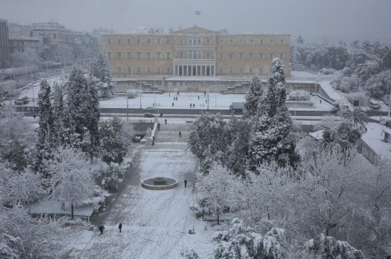 Κακοκαιρία «Μήδεια»: Διακοπή κυκλοφορίας στη Βασιλίσσης Σοφίας και στα δύο ρεύματα