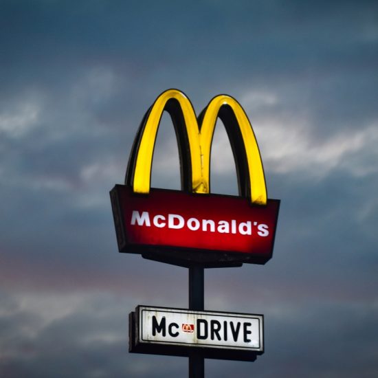 McDonald’s: Με μισό logo και χωρίς όνομα στους δρόμους του Λονδίνου – Μια διαφορετική διαφήμιση